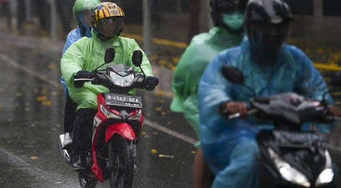 Memasuki Musim Penghujan, Ini Tips Memilih Jas Hujan yang Tepat