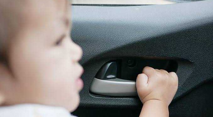 Ini Bahayanya Meninggalkan Anak Sendirian di Mobil