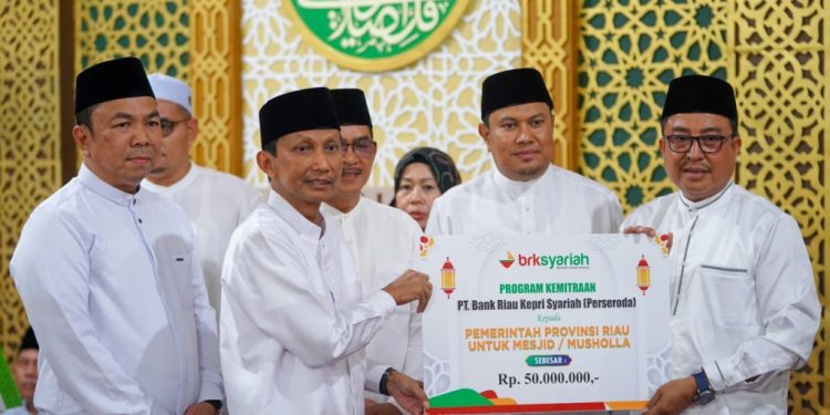 Safari Ramadan Pemerintah Provinsi Riau Bersama BRK Syariah Serahkan Bantuan CSR Untuk Masjid Al Husni