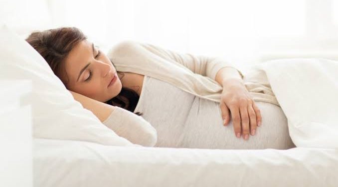 Bagaimana Sih Posisi Tidur yang Nyaman di Saat Hamil?