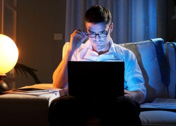 Ini Efek Buruk Begadang yang Sering Diabaikan, Padahal Bisa Bikin Pikun