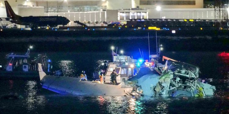 Tabrakan Maut Pesawat Penumpang dan Black Hawk di AS, Tak Ada yang Selamat