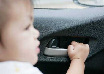 Ini Bahayanya Meninggalkan Anak Sendirian di Mobil