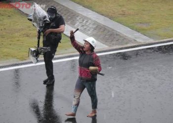 Hujan Deras, Pawang Hujan Beraksi di Sirkuit Mandalika