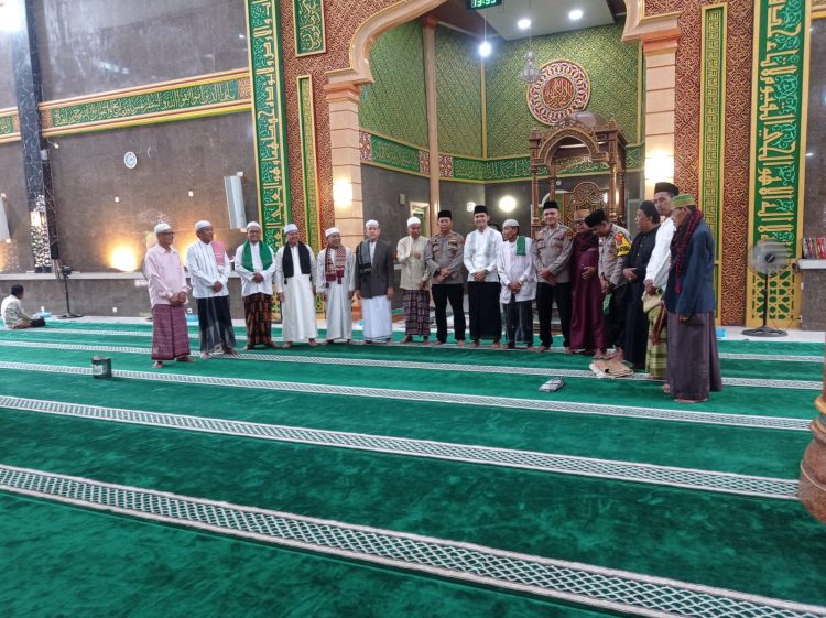Sosialisasikan Pemilu Damai, Kapolsek Reteh Shalat Berjamaah Bersama Masyarakat