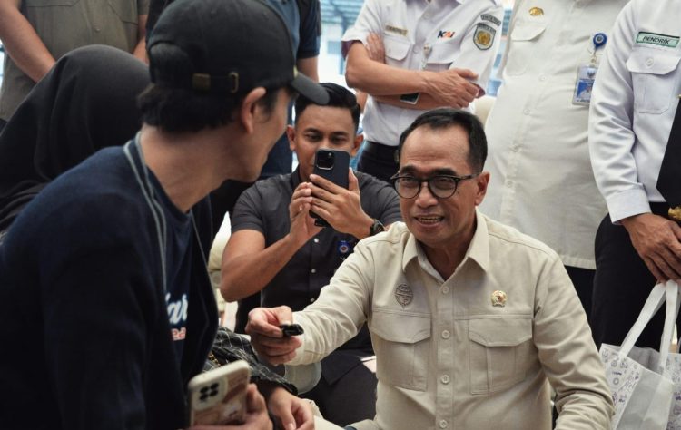 Menhub pastikan kelancaran angkutan mudik Lebaran lewat kereta api