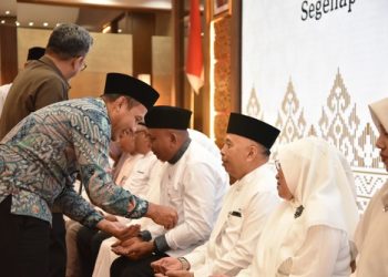BRK Syariah Melepas 14 Pegawai Berangkat Haji dengan Tradisi Tepuk Tepung Tawar
