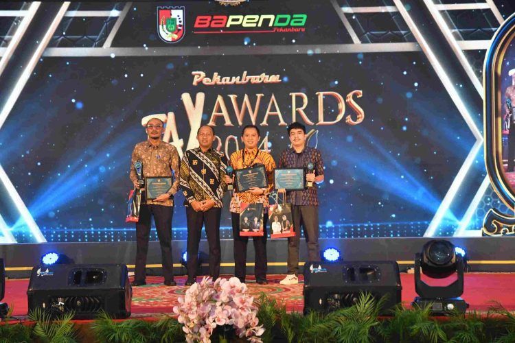 BRK Syariah Terima Award Sebagai Bank Mitra Penyedia Layanan Pembayaran Pajak Daerah