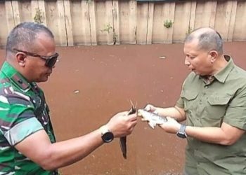 TNI AD Semprot Mikroba PA 63 untuk Menetralisir Limbah Pasar Induk Gedebage