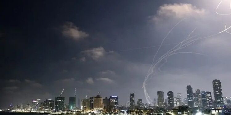 Serangan Rudal Iran Guncang Tel Aviv, Warga Panik Cari Perlindungan