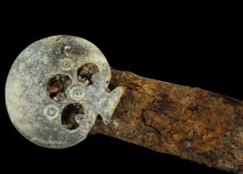 Dua Pedang Romawi Langka Ditemukan di Situs Vila Kuno di Gloucestershire