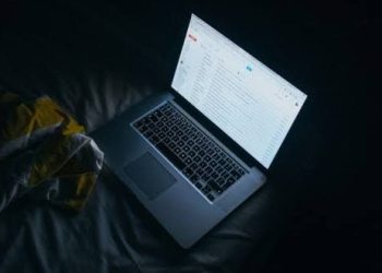 Laptop Lowbat Saat Traveling? Cegah dengan Trik Hemat Daya Ini!