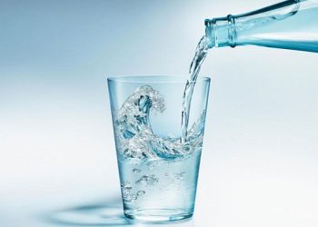 Rahasia di Balik Anjuran Minum Sambil Duduk Menurut Islam dan Medis