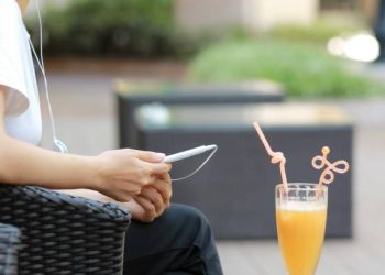 Rahasia di Balik Anjuran Minum Sambil Duduk Menurut Islam dan Medis