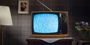 Benarkah Menonton TV di Kamar Berbahaya bagi Kesehatan? Ini Faktanya