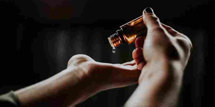 Rutin Gunakan Cleansing Oil, Cara Efektif Menghilangkan Komedo Secara Bertahap