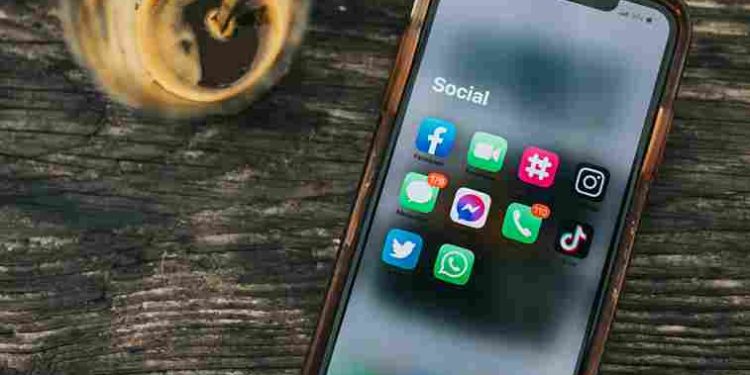 Waspadai Dampak Scrolling Media Sosial bagi Kesehatan Sehari-hari