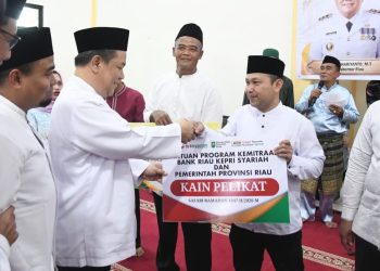 Safari Ramadan di Bengkalis, Plt Gubri SF Hariyanto Serahkan Bantuan Kemitraan BRK Syariah di Desa Muara Basung
